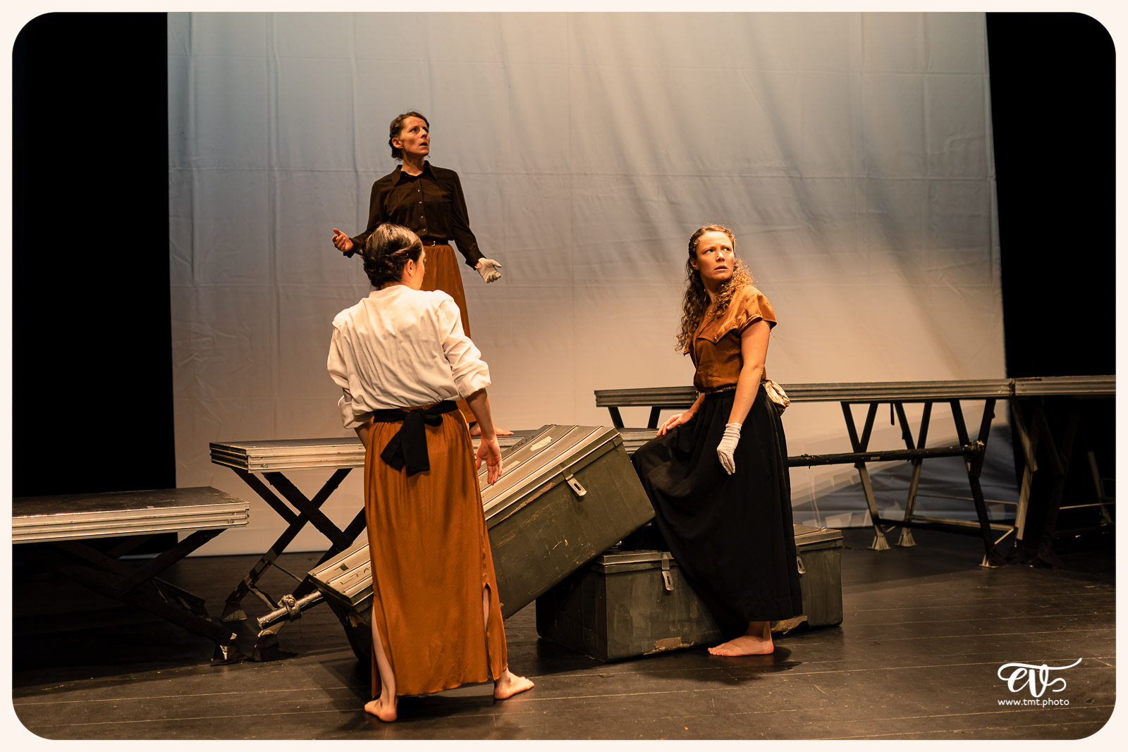 LA MESNIE H. - UN JOUR D'ÉTÉ